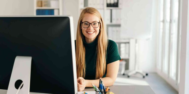 personal assistant achter computerscherm